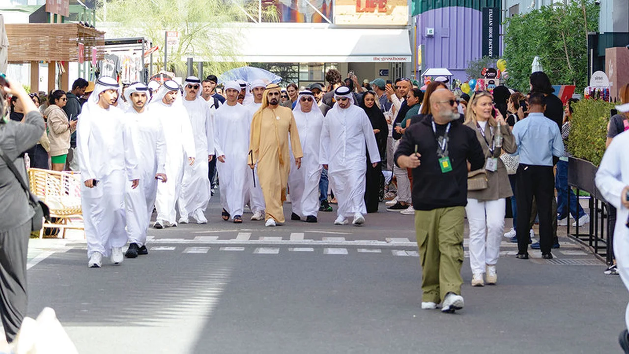 فعاليات سياحية.. محمد بن راشد يتفقد منصات عرض مهرجان القوز للفنون بدبي